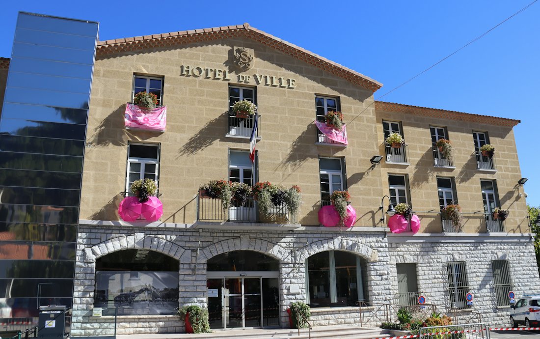 Hôtel de ville à la façade fleurie