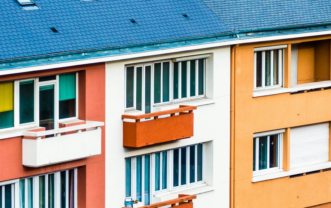 Immeuble d'habitation collectif aux façades colorées