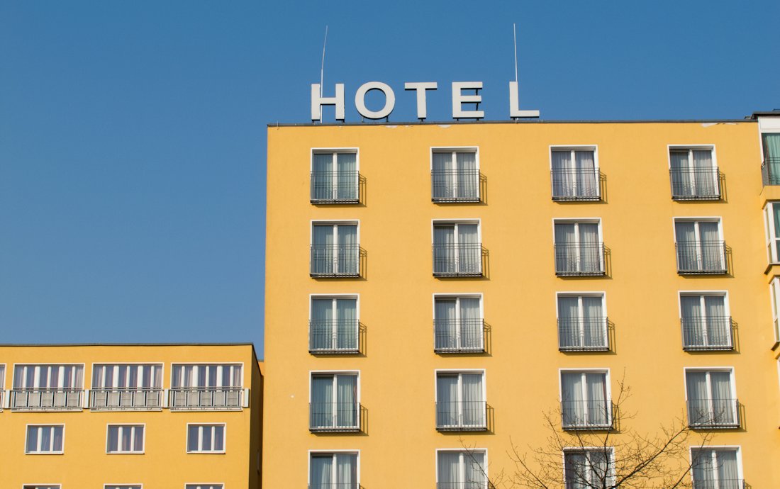 Façade d'un hôtel sous un ciel bleu